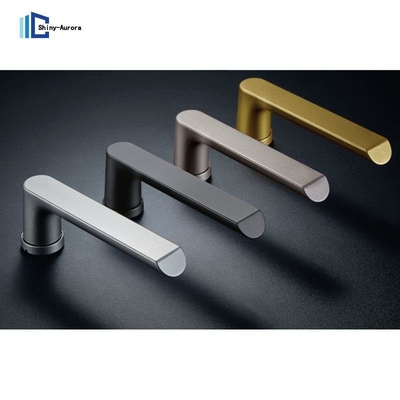 Nowoczesne metalowe klamki, aluminiowe klamki do drzwi.